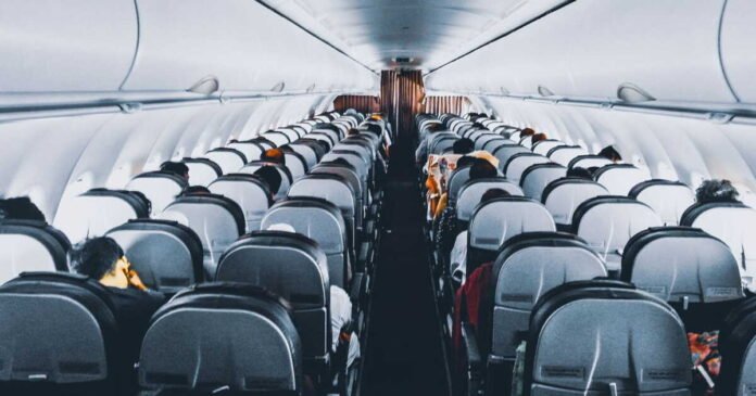 Les compagnies aériennes s'agacent des passagers qui filment ou prennent leurs sacs lors d'une urgence Les compagnies aériennes s'agacent des passagers qui filment ou prennent leurs sacs lors d'une urgence