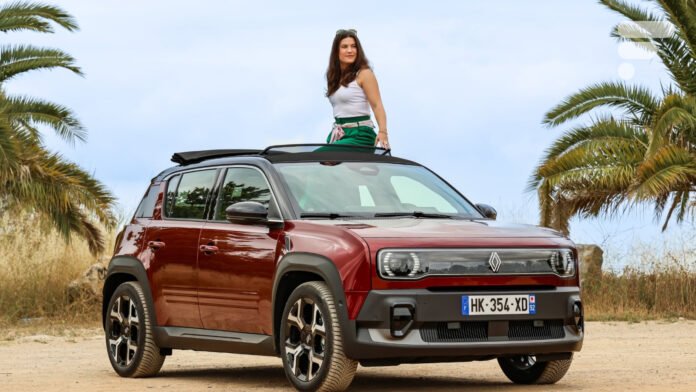 On a testé la Renault 4 E-Tech Plein Sud : le petit SUV électrique s’offre un grand toit en toile, mais à quel prix ?