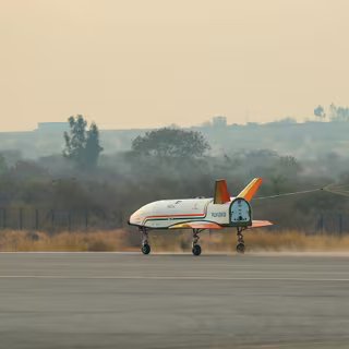Atterrissage du prototype d'avion spatial indien lors de son second essai en vol libre, lâché depuis un hélicoptère. © Isro