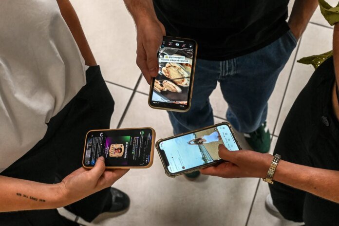 Réseaux sociaux interdits aux mineurs : l’Australie va doubler les amendes contre les plateformes