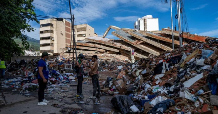 Séisme au Venezuela : la présidente par intérim Delcy Rodriguez Des personnes se tiennent près de bâtiments effondrés à la suite des deux séismes du 24 juin, à Caraballeda, dans l’État de La Guaira, au Venezuela, le 30 juin 2026. MIGUEL MEDINA/Pool via REUTERS