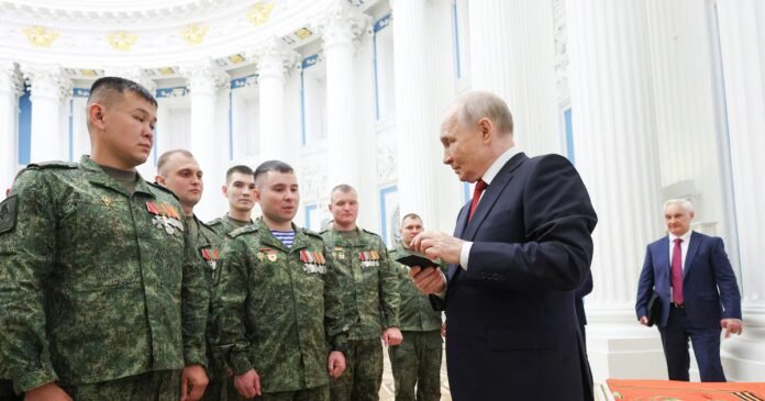 La Russie a envoyé un cargo pour ravitailler sa base aérienne en Syrie, signe que le Kremlin entend maintenir cette importante présence militaire stratégique sous les nouveaux dirigeants du pays, selon des responsables américains et des images satellites consultées par le Wall Street Journal.