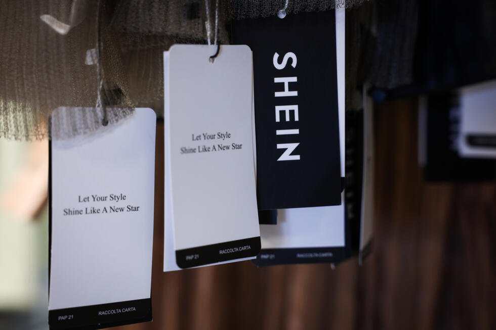 À Paris, le BHV change d'exploitant et cesse son partenariat avec Shein 1 Des étiquettes de la plateforme asiatique Shein accrochées à des vêtements vendus au BHV Marais, le 19 mars 2026, à Paris