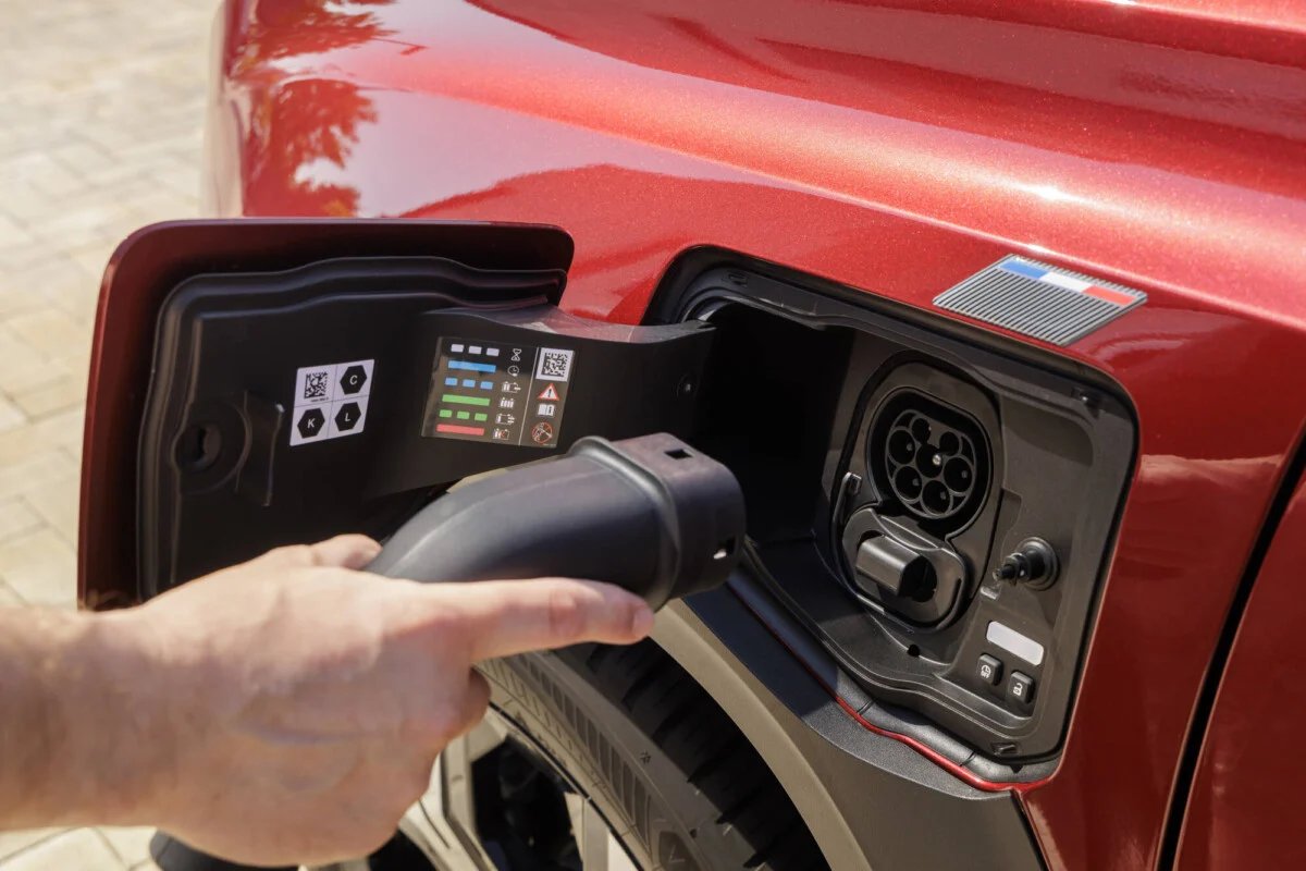 renault 4 e tech electric plein sud techno rouge carmin 17