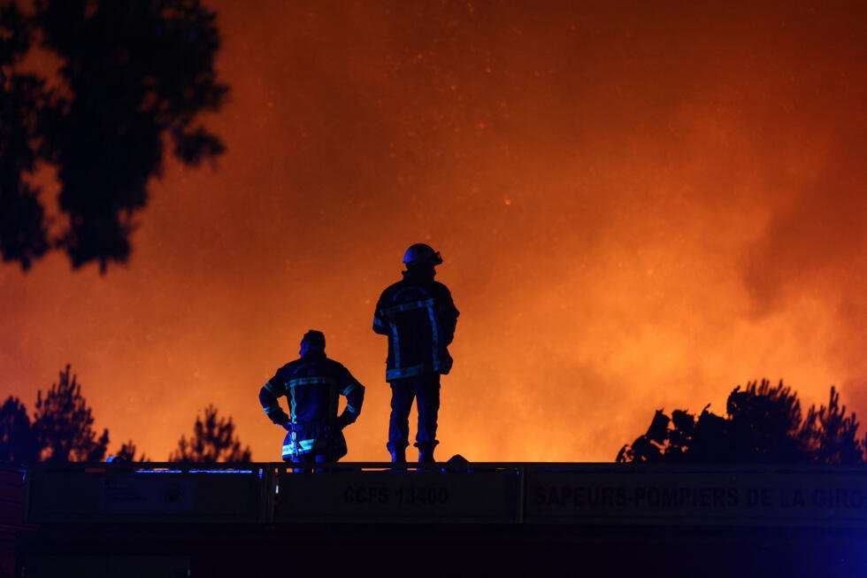 En images : près du bassin d'Arcachon, le feu s'attaque à nouveau à la forêt des Landes 6 Des pompiers face au feu de forêt au Porge, le 22 juillet 2026.