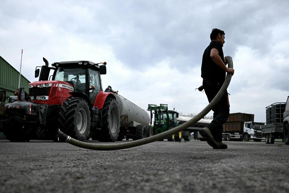 Un fermier tente de remplir une réserve d'eau à destination des pompiers, à Saint-Jean-d'Illac, en Gironde, le 27 juillet 2026