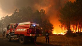 En images : près du bassin d'Arcachon, le feu s'attaque à nouveau à la forêt des Landes 9 Des pompiers luttent contre un feu de forêt près du Porge, en France, le 23 juillet 2026.