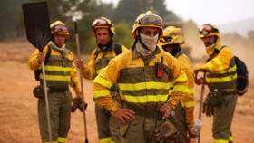 En images : près du bassin d'Arcachon, le feu s'attaque à nouveau à la forêt des Landes 10 Des pompiers prennent une pause avant de retourner lutter contre les flammes près de Condemios de Arriba, en Espagne, le 22 juillet 2026.