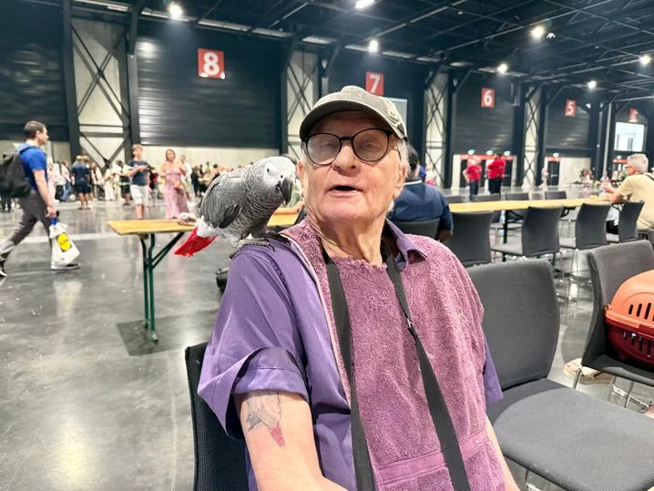 Raymond et son perroquet, Coco, sont arrivés au Parc des expos de Bordeaux ce samedi vers 6 heures du matin.
