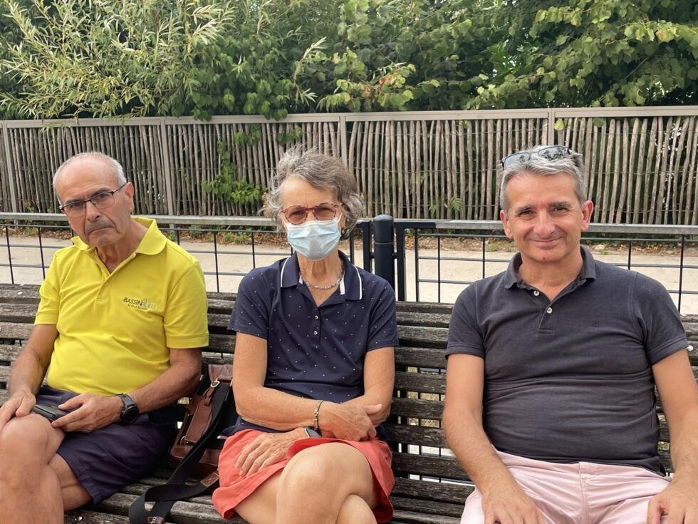 Gisèle et son mari surveillent leurs petits-enfants qui jouent au parc en compagnie de Marc, qui les accueille depuis leur évacuation vendredi de la ville d'Andernos, le 26 juillet 2026.