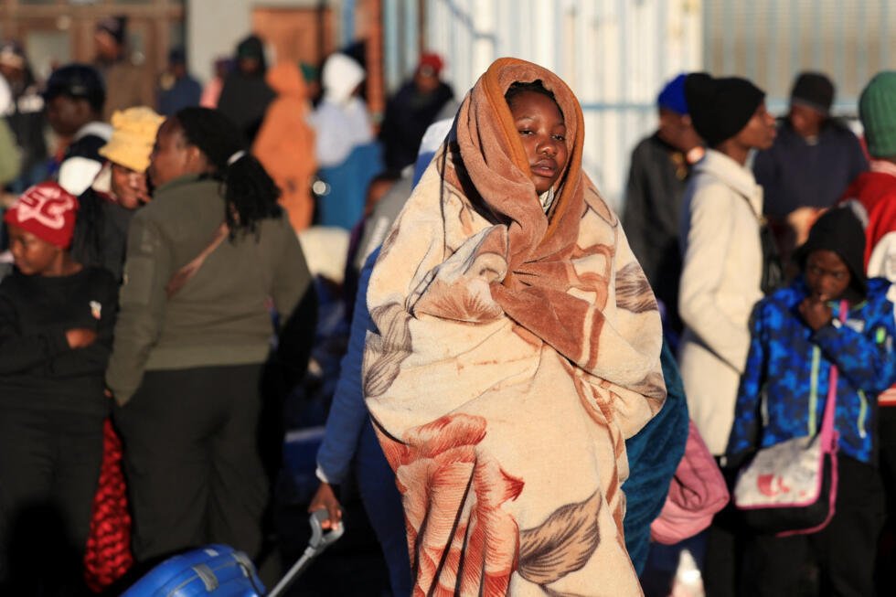"Les pauvres contre les pauvres" : en Afrique du Sud, les sans-papiers victimes de la xénophobie 2 Une migrante zimbabwéenne, au jour de l'échéance fixée par des groupes anti-immigrés pour que tous les migrants sans papiers quittent le pays, au Cap, en Afrique du Sud, le 30 juin 2026.