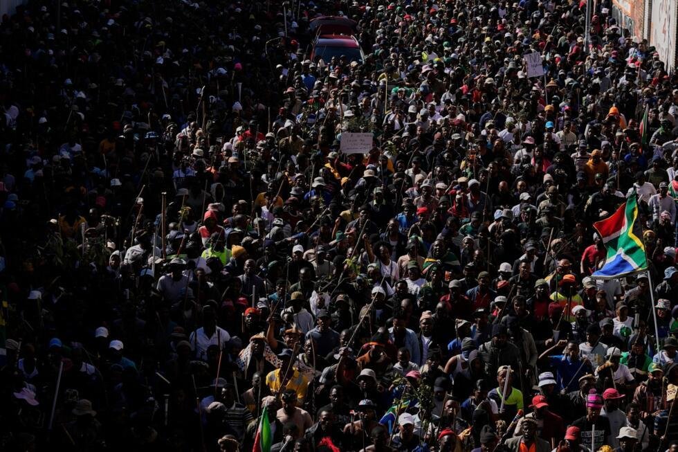 "Les pauvres contre les pauvres" : en Afrique du Sud, les sans-papiers victimes de la xénophobie 1 Des manifestants en marche contre l'immigration clandestine à Johannesburg, en Afrique du Sud, ce mardi 30 juin 2026.