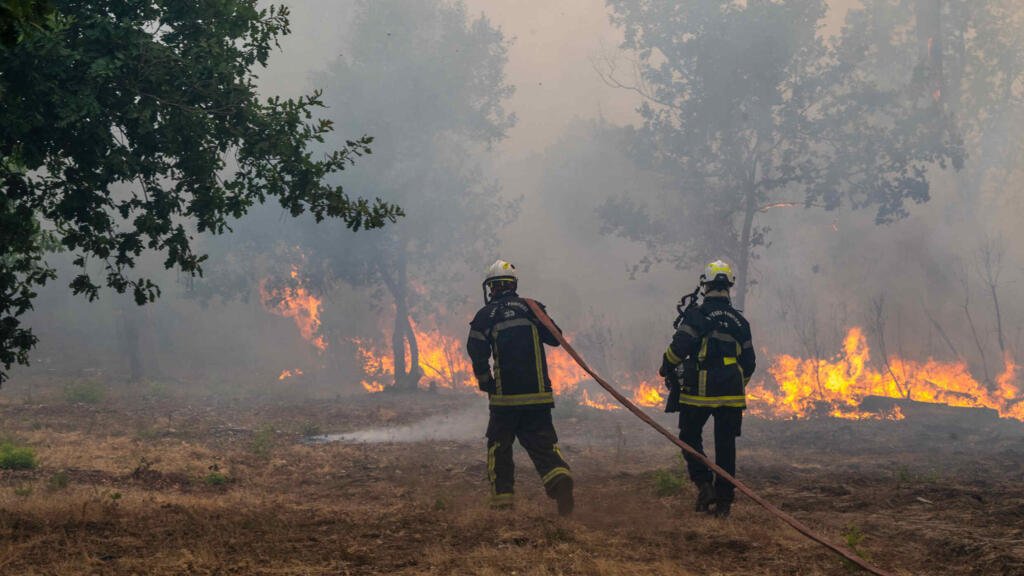Les pompiers interviennent dans une forêt en feu dans la région de Lège-Cap-Ferret, dans l'ouest de la France.