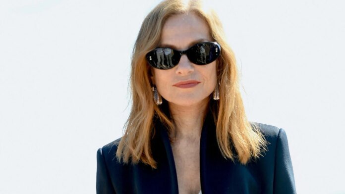 Adieu le pantalon de costume, Isabelle Huppert (73 ans) adopte le jean ultra-cool qu’on portera jusqu’à la rentrée