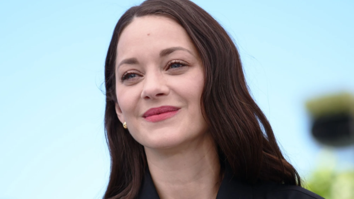 Adieu les escarpins : même Marion Cotillard (50 ans) porte ces baskets françaises chic et passe-partout