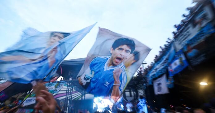 Angleterre-Argentine : quand la guerre des Malouines s'invite sur le Le 14 juillet 2026, à Atlanta (Géorgie, États-Unis). Des supporters argentins se rassemblent avant la demi-finale de la Coupe du monde contre l'Angleterre.