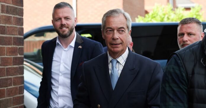 Au Royaume-Uni, la nouvelle affaire qui embarrasse Nigel Farage Nigel Farage, chef du parti britannique Reform UK, et le candidat Kenyon tiennent une conférence de presse à Ashton-in-Makerfield le 10 juin 2026.