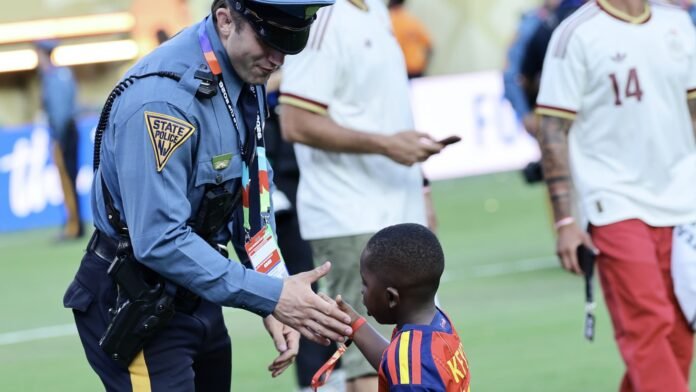 Coupe du monde: le petit frère de Lamine Yamal a fait le show après le sacre de l'Espagne Coupe du monde: le petit frère de Lamine Yamal a fait le show après le sacre de l'Espagne