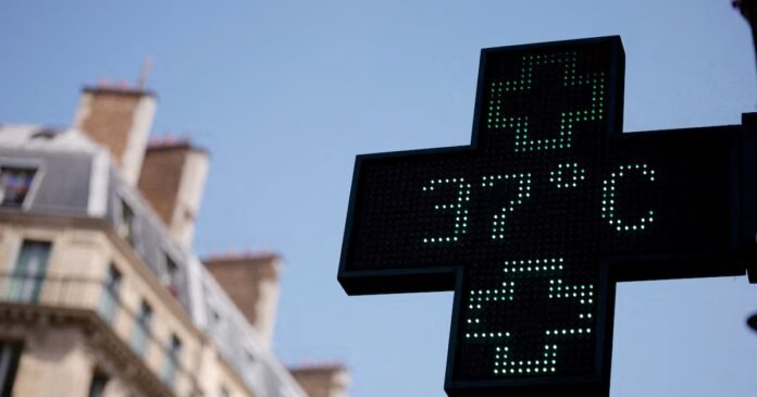 L'enseigne d'une pharmacie affiche une température de 37 degrés Celsius alors que les températures grimpent à Paris, dans le cadre d'une deuxième vague de chaleur qui touche une grande partie de la France, le 19 juin 2026.