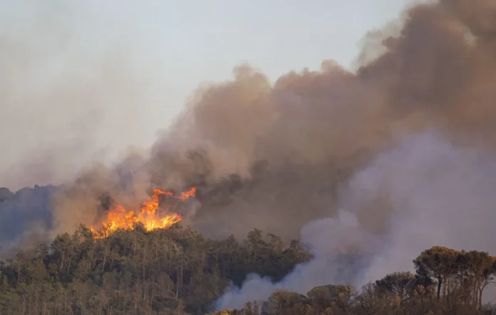 Espagne : L’incendie près de la Costa Brava, en partie maîtrisé, a déjà brûlé 2.200 hectares