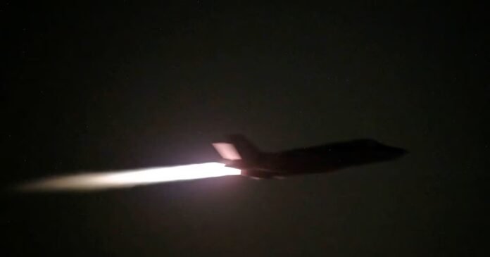 Un avion militaire américain survolant une zone inconnue lors de ce que le Commandement central américain (CENTCOM) qualifie de frappes contre l'Iran , comme le montre cette capture d'écran extraite d'une vidéo diffusée le 20 juillet 2026.