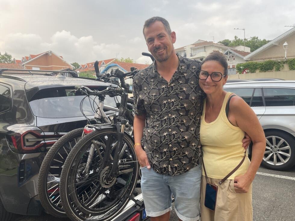 À Arcachon, face aux incendies, un ballet de vacanciers et d'évacués en quête d'une "respiration" 1 Carina et Enrico, deux touristes allemands, ont été évacués du Cap Ferret jeudi soir. Ils quittent Arcachon samedi 25 juillet 2026