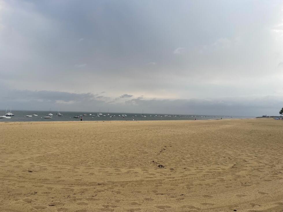 À Arcachon, face aux incendies, un ballet de vacanciers et d'évacués en quête d'une "respiration" 3 Une fumée jaune enveloppe la plage d'Arcachon, en Gironde, en raison des feux de forêts qui ravagent la région, samedi 25 juillet 2026