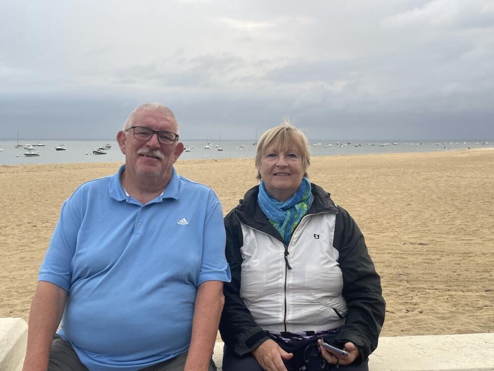 À Arcachon, face aux incendies, un ballet de vacanciers et d'évacués en quête d'une "respiration" 2 Murièle et Olivier espèrent trouver une "respiration" à Arcachon samedi 25 juillet 2026, après avoir dû évacuer leur domicile, la veille en raison des feux de forêt