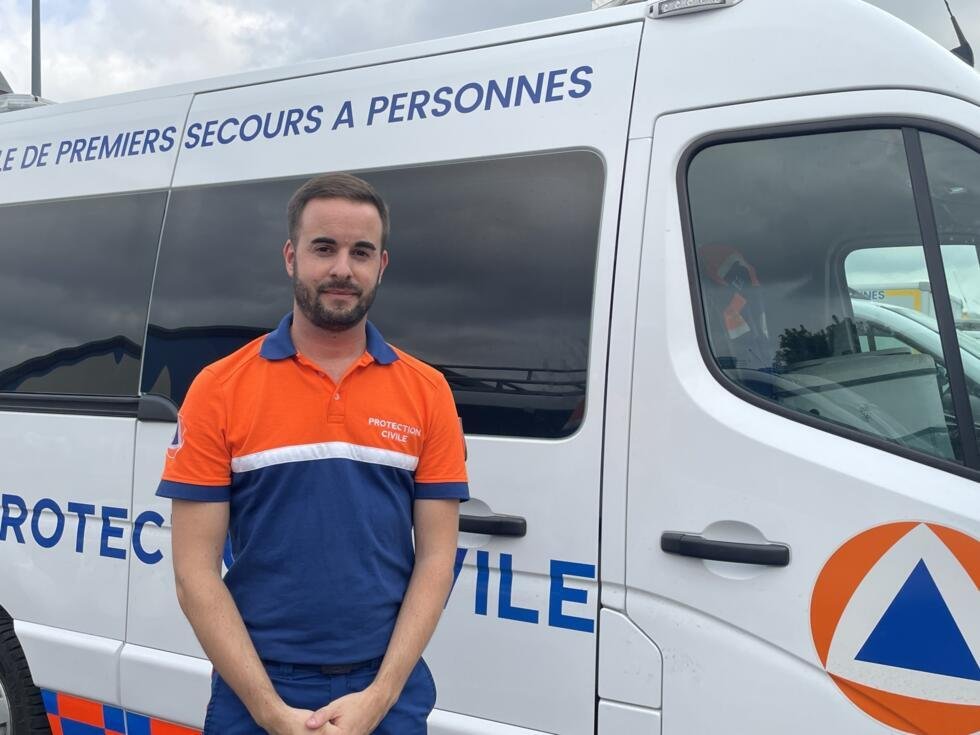 Quentin Bernagaud, directeur des opérations de la protection civile, devant l'une des nombreuses ambulances dédiées à l'évacuation des personnes vulnérables impactées par les incendies en Gironde