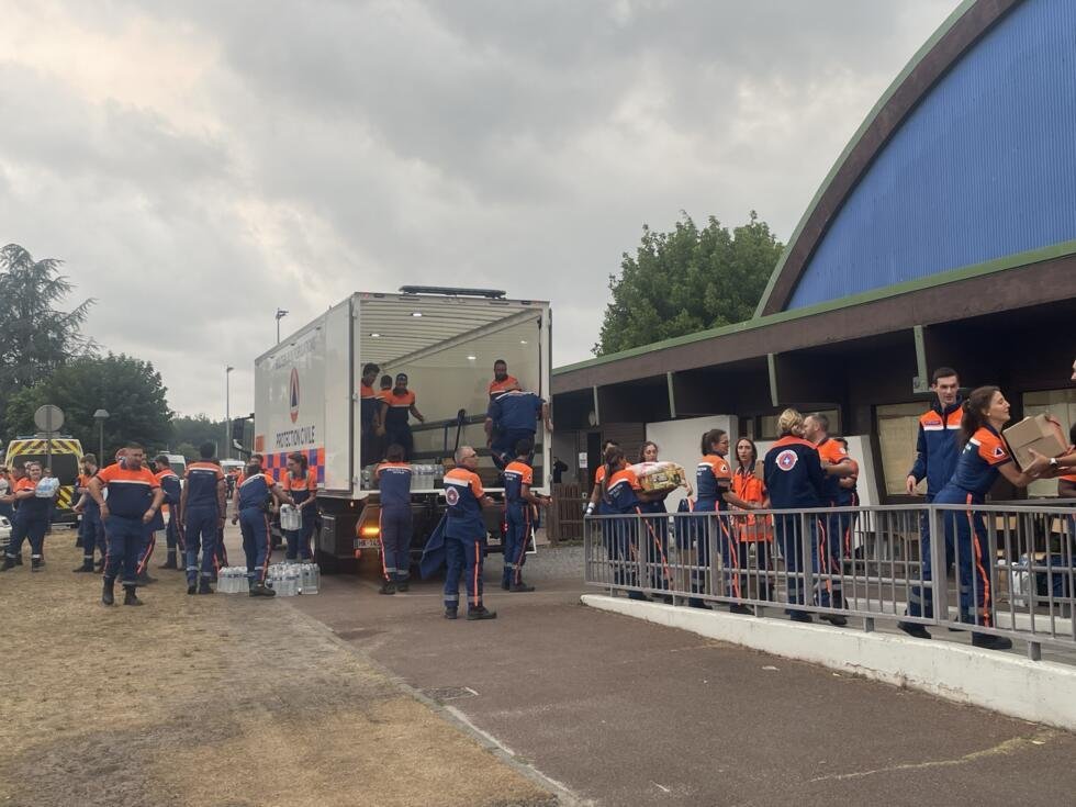 Les équipes de la Protection civile se préparent à une nouvelle nuit mouvementée, à Biganos, en Gironde, le 25 juillet 2026