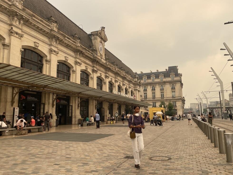 La gare de Bordeaux Saint-Jean est englobée d'un large panache de fumée, dimanche 26 juillet 2026