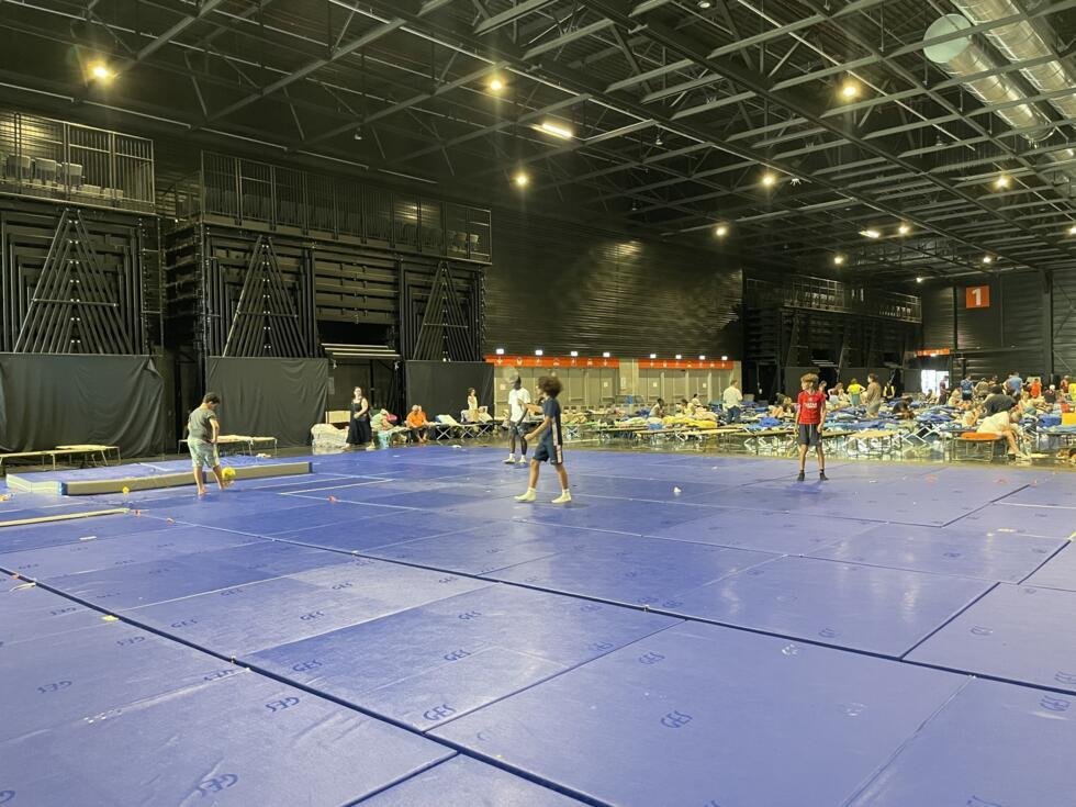 Au parc des expositions de Bordeaux, les bénévoles redonnent le sourire aux réfugiés des incendies 1 Au centre des expositions de Bordeaux, un grand espace a été aménagé pour permettre de faire du sport