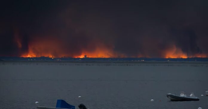 Incendies : des moyens militaires supplémentaires engagés face au feu "XXL" en Gironde, l'A400M déployé