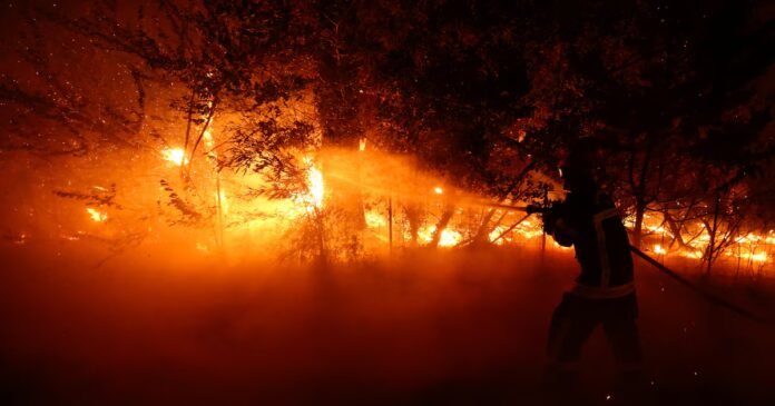 Incendies en France : Emmanuel Macron en appelle à l'aide Un pompier s'emploie à éteindre les flammes lors d'un incendie de forêt à Lège-Cap-Ferret, dans le département de la Gironde, alors que la sécheresse s'aggrave à la suite d'une vague de chaleur et de pénuries d'eau dans une grande partie de la France, le 23 juillet 2026.