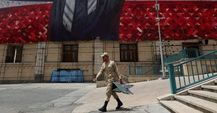 Iran : les funérailles d'Ali Khamenei, démonstration de force d'un L'Iran assure les préparatifs pour les funérailles du guide suprême Ali Khamenei, tué dans une frappe israélo-américaine, le 28 février 2026.