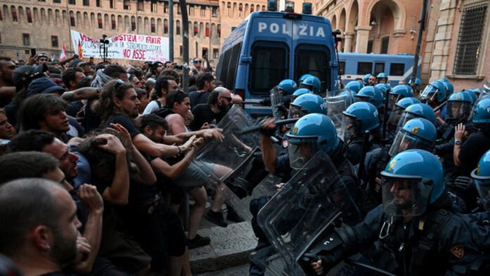 Italie : manifestation à Bologne après la mort d'un Marocain lors de son interpellation Italie : manifestation à Bologne après la mort d'un Marocain lors de son interpellation