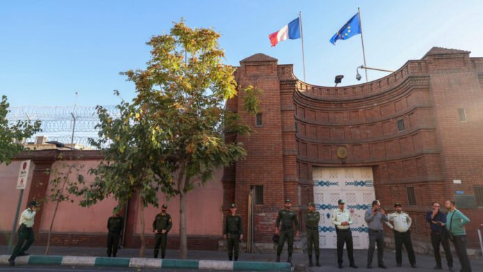 L'Iran annonce avoir convoqué l'ambassadeur français à Téhéran pour "ingérence" L'Iran annonce avoir convoqué l'ambassadeur français à Téhéran pour "ingérence"