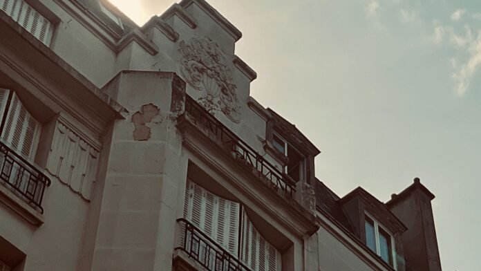 « Là-haut, c’était irrespirable, un vrai four » : Wahida, 66 ans, est morte seule sous les toits de Paris