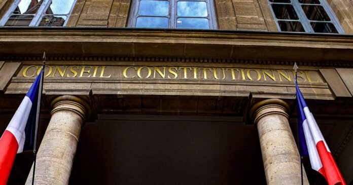 Le Conseil constitutionnel est-il devenu un arbitre sursollicité ?