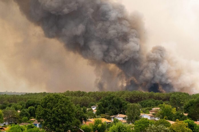 « Le feu est hors de contrôle » : en Gironde, l’inquiétude des élus face à la progression des flammes vers le bassin d’Arcachon