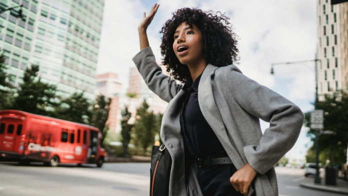 Les psys sont formels : les personnes qui disent merci en traversant la route ne le font pas par politesse Les psys sont formels : les personnes qui disent merci en traversant la route ne le font pas par politesse
