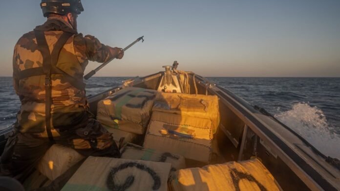 « Les trafiquants ont jeté leur cargaison à la mer » : la Marine nationale repêche plus de deux tonnes de cannabis dans l’Atlantique