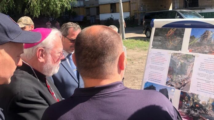 Mgr Gallagher sur les lieux des bombardements à Kiev: «Persévérer dans la prière pour la paix» Mgr Gallagher sur les lieux des bombardements à Kiev: «Persévérer dans la prière pour la paix»