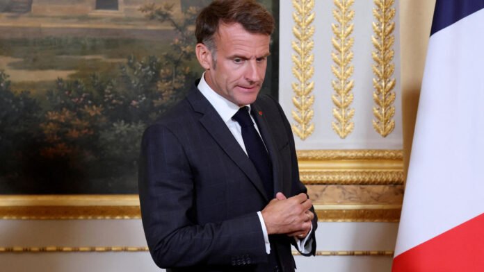 « Pour le moment, il ne faut pas qu’il bouge » : s’immiscer ou pas pour 2027, l’exercice d’équilibriste d’Emmanuel Macron
