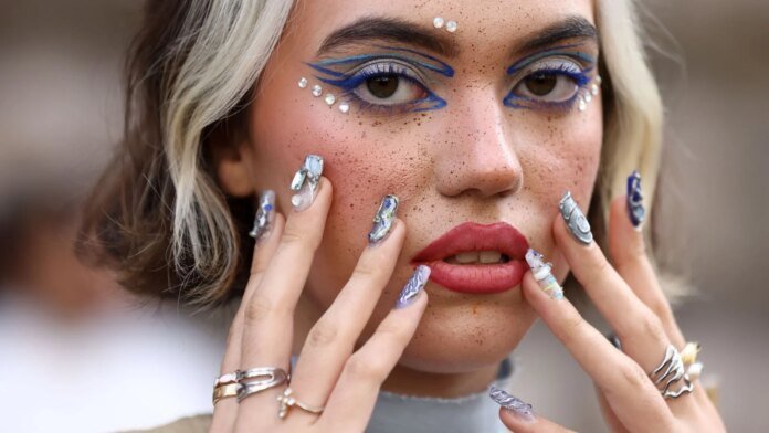 “Toutes les femmes le font en Italie” : le secret bien gardé pour des ongles plus longs et des doigts affinés