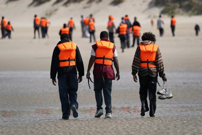 Traversées de la Manche : 150 migrants sur le même bateau, nouveau record