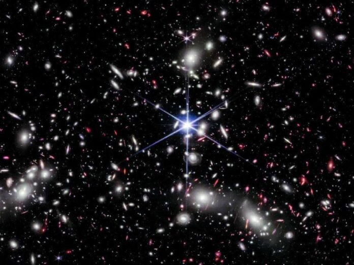 Trou noir ou galaxie : qui est apparu en premier ?