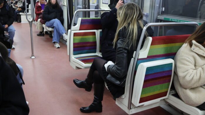 « Un délit qui peut te coûter très cher » : se maquiller dans les transports est-il vraiment passible d’une amende de la RATP ou la SNCF ? « Un délit qui peut te coûter très cher » : se maquiller dans les transports est-il vraiment passible d’une amende de la RATP ou la SNCF ?