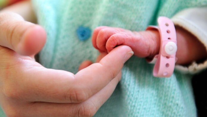 Une chance sur 15 millions : déjà mère de quatre enfants, une Australienne donne naissance à des quadruplées identiques Une chance sur 15 millions : déjà mère de quatre enfants, une Australienne donne naissance à des quadruplées identiques