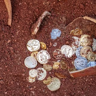 Ils découvrent 3,75 kg d’or pur dans un mur : un trésor vieux de plus d’un siècle. © ivstiv, iStock